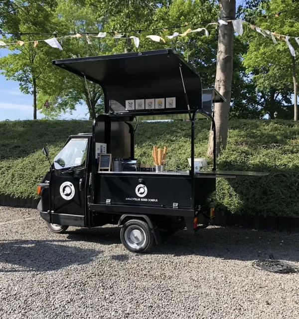De ijskar van De Ijsmobiel staat klaar voor de verkoop op een zonnige dag buiten bij een evenement