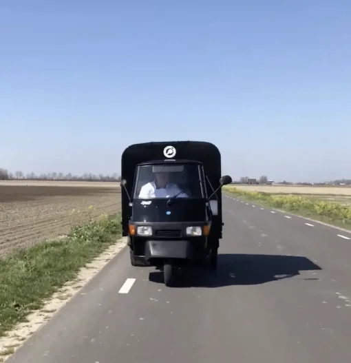 Ijskar rijdt op de weg naar een evenement
