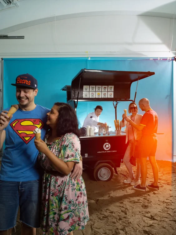 Festival bezoekers met een ijsje in een grote partytent bij de ijskar van De IJsmobiel